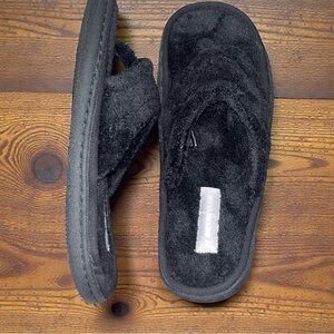 New in Box LAST PAIR Women's Black Plush Slippers by Tempur-Pedic